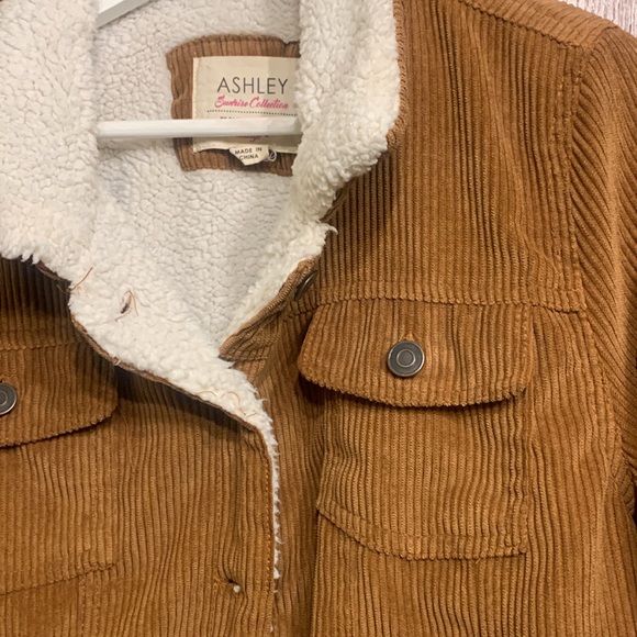Women’s Ashley brand in a large size, corduroy jacket with fleece lining. - Picture 3 of 5